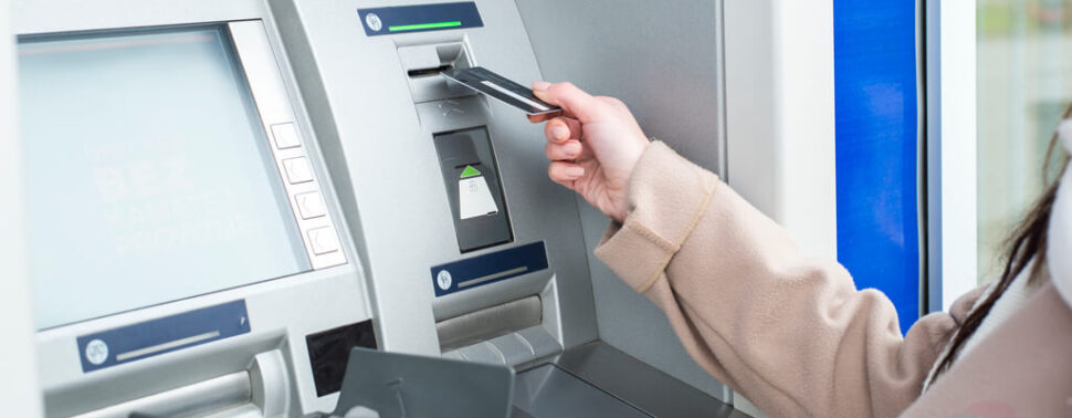 Bankomaty - co trzeba o nich wiedzieć? Jak działają? Co zrobić, gdy bankomat wciągnie nam kartę?